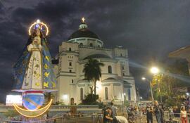 Esta imagen de la Virgen mide 12 metros y se puede observar al costado de la plaza Teniente Fariña, detrás mismo de la basílica santuario de Caacupé.