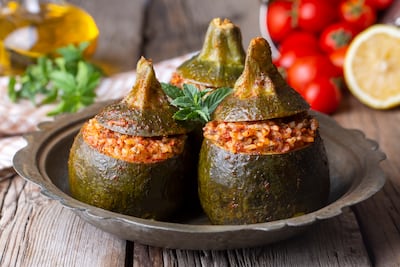 Zapallitos rellenos con arroz, carne y vegetales.