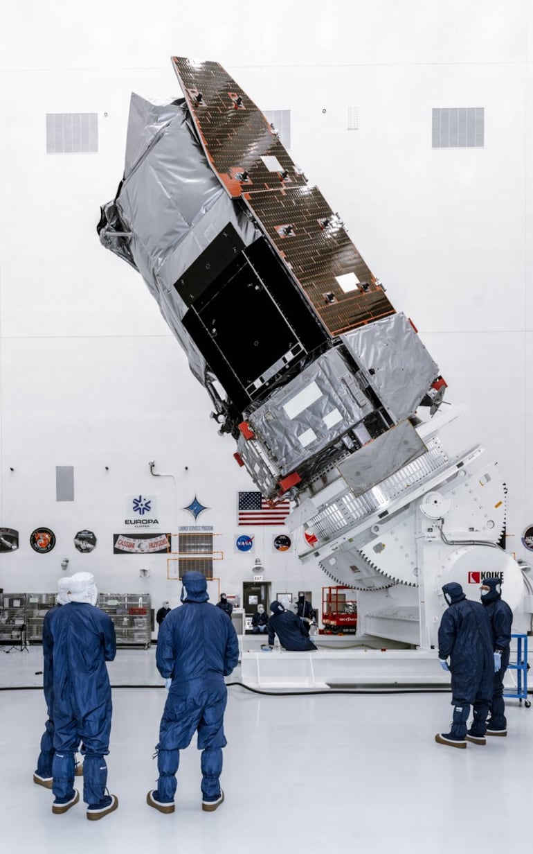 El telescopio espacial Nancy Grace Roman, en todo su esplendor. Por primera vez desde su llegada a Florida, el Telescopio Espacial Nancy Grace Roman quedó completamente expuesto, sin su embalaje y en posición vertical, dentro de la sala de integración.