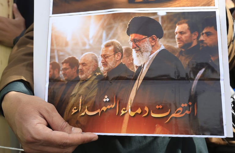 Imagen de líderes iraníres que murieron durante el ataque de Israel en el contexto de la guerra, uno de ellos el ayatolá Ali Jamenei (C).
