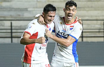 El delantero Lucas González (19) celebra el gol del triunfo acompañado de Hugo Iván Valdez (18).