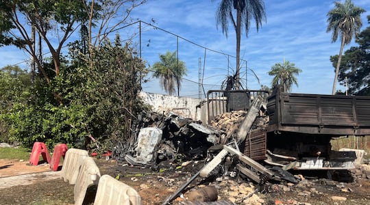 Dos de los vehículos involucrados en el fatal accidente de Pedrozo: el automóvil en el que murieron cuatro personas y el camión volquete que transportaba ladrillos.