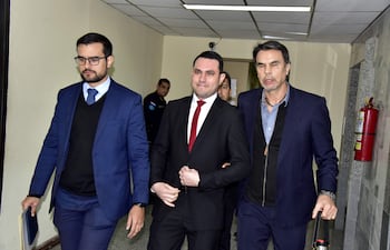 Senador Hernán Rivas (ANR - cartista) llega a Tribunales con sus defensores, Abg. Cristóbal Cáceres Frutos (derecha) y Álvaro Cáceres.