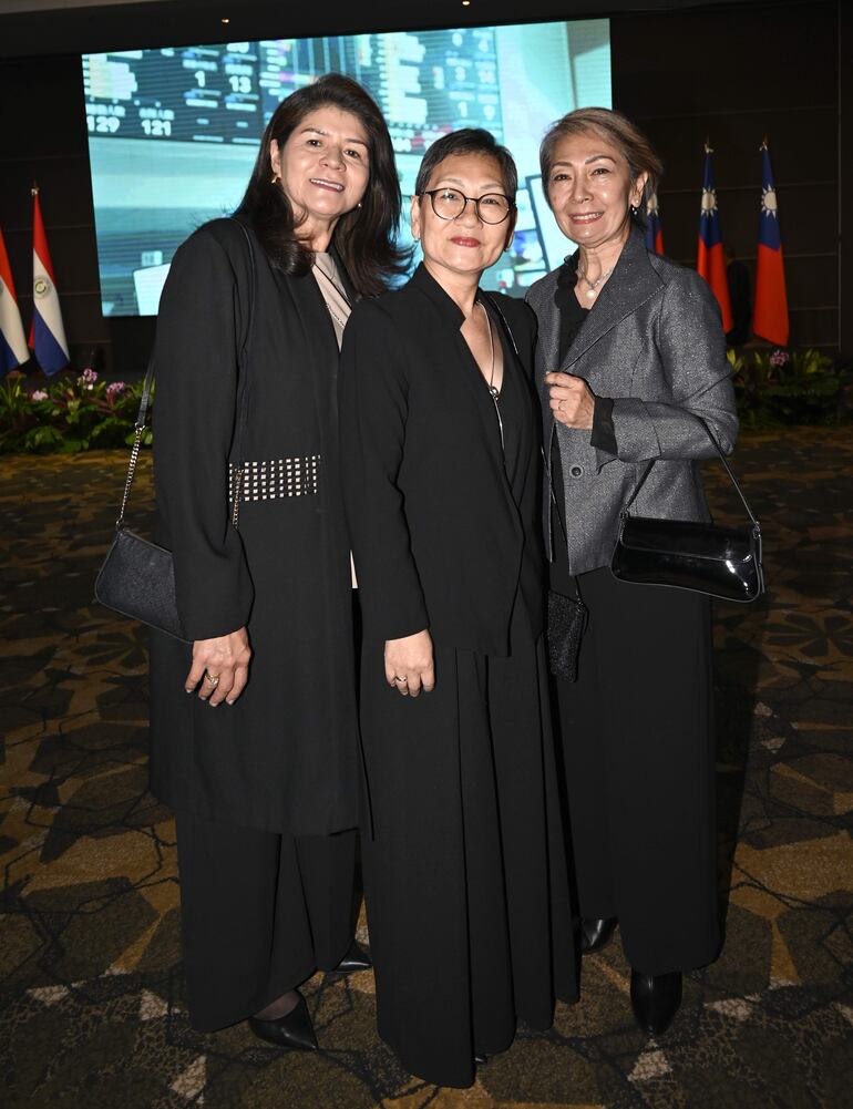 Miryan Nishijima, Lily Murayama y Yukari Obara.