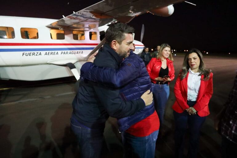 Alliana utilizó avión militar para una actividad partidaria. Aquí recibido por Justo Zacarías, director de Itaipú.