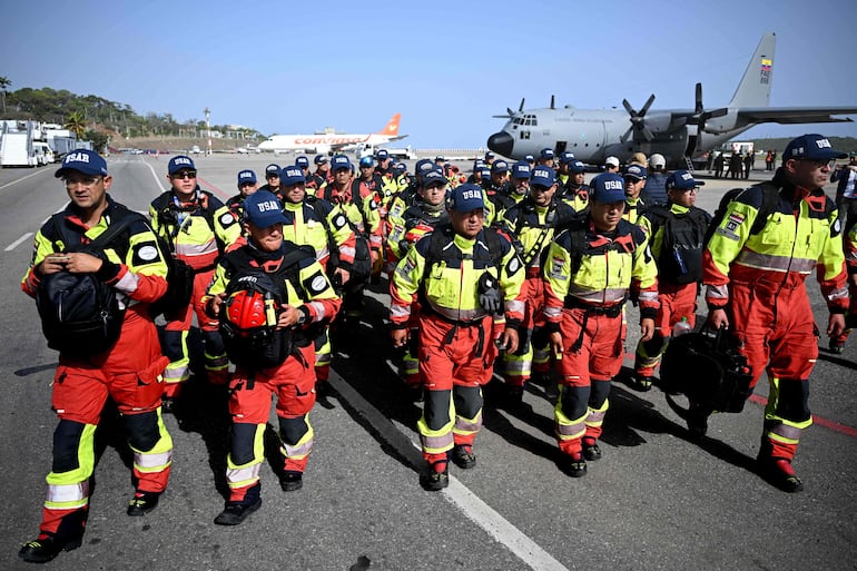 Equipo de rescate de Ecuador llega a Venezuela para asistir, tras los terremotos del miércoles.