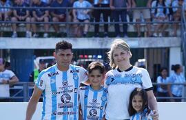 Carlos Agustín “Lito” Duarte Martínez, en su segundo hogar, el Parque del Guairá, en compañía de su esposa Ani Figueredo y sus hijos, Santino  y Gianna. Fueron más de 380 partidos con la gloriosa casaca albiceleste, con más de un  centenar de anotaciones que hicieron vibrar a la afición en una carrera que, con esfuerzo, resultó  exitosa.