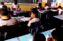 Los alumnos de la escuela Carlos Antonio López, intentan desarrollar clases en medio de oscuridad y calor, debido a la falta de la energía eléctrica.