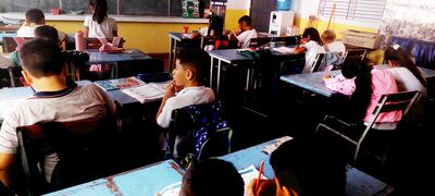 Los alumnos de la escuela Carlos Antonio López, intentan desarrollar clases en medio de oscuridad y calor, debido a la falta de la energía eléctrica.