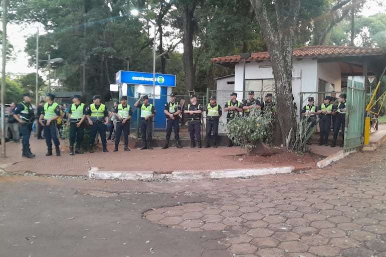 La Dirección de Policía dispuso la cobertura de seguridad en el acceso a la Municipalidad.