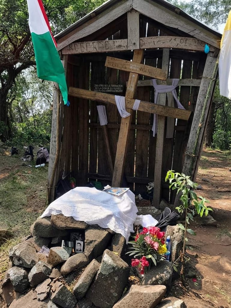 El nicho de madera y las cruces ubicadas en la cima del cerro San José de Ybycuí, donde los feligreses rezarán por la pronta beatificación del padre Julio César Duarte Ortellado.