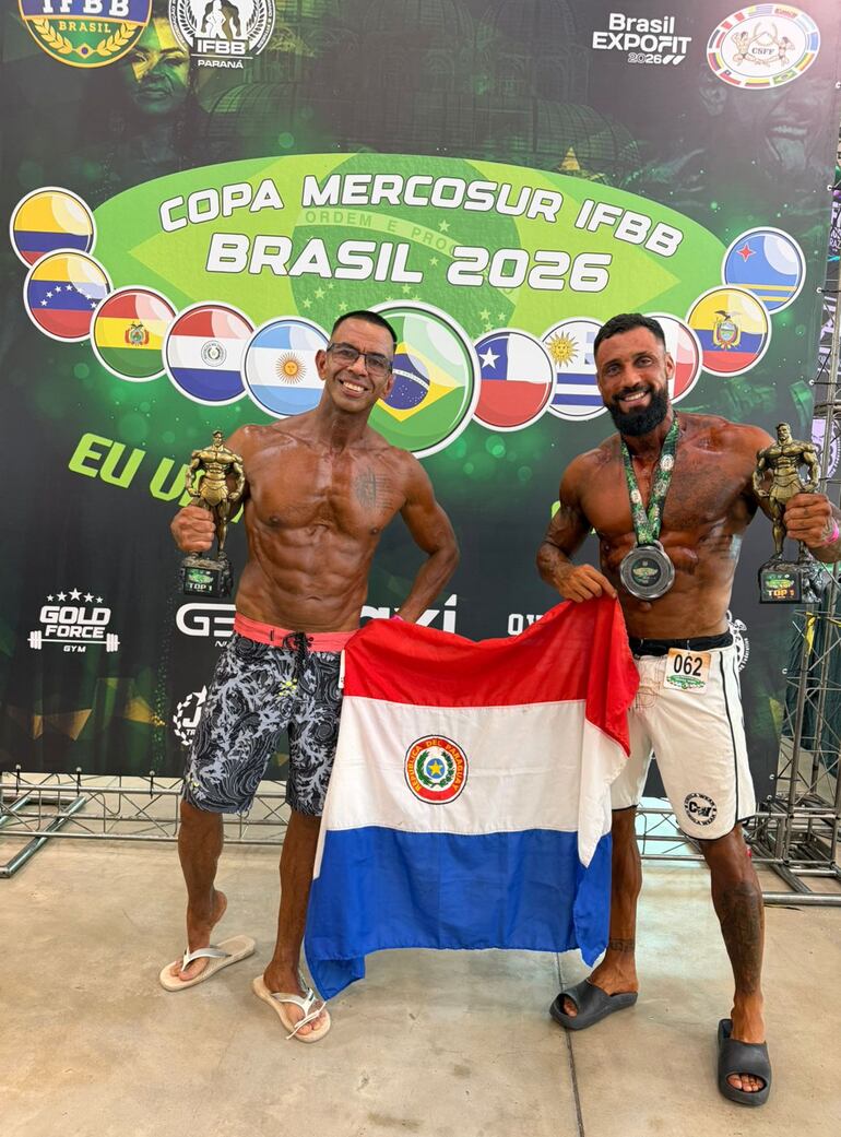 La bandera paraguaya destacada en la Copa Mercosur de Fisiculturismo IFBB, con Juan Ávalos y Fabio Coronel.