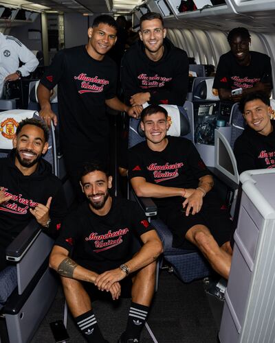 Diego Basilio León (18 años, parado, a la izquierda), con las principales figuras del Manchester United, en pleno vuelo.