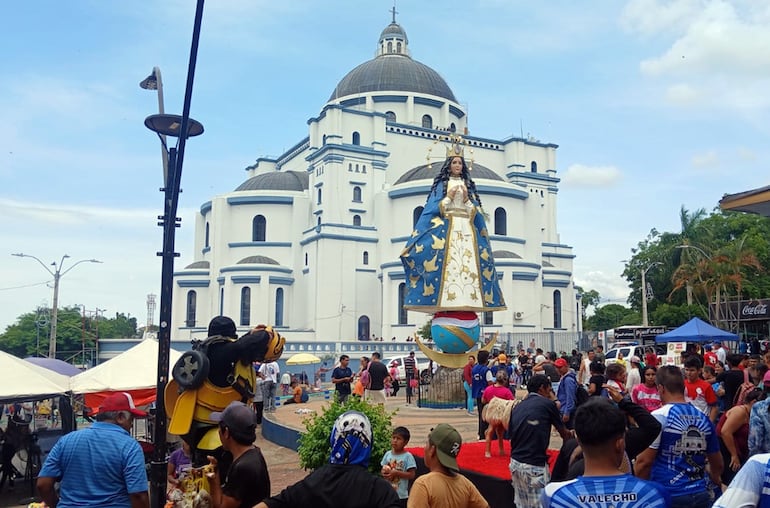La escultura de 12 metros es uno de los atractivos. Aquí los peregrinos se toman fotos.