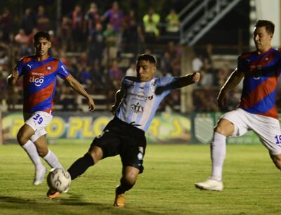 Miguel Paniagua saca el balón ante la presencia de Diego Churín