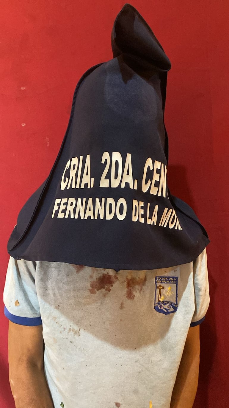 Sorprenden a ladrón dentro de un auto y el dueño lo ata hasta que llegue la Policía