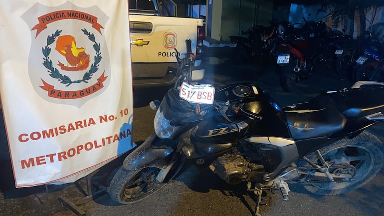 La motocicleta en la que intentaron huir los sospechosos.