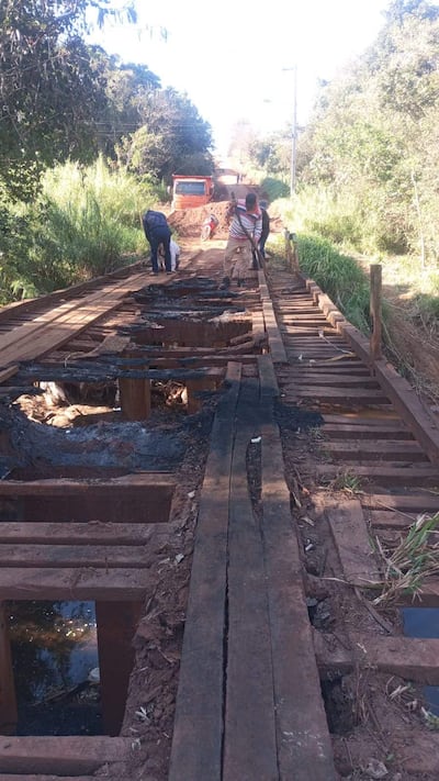 Tras la quema del puente de madera en el Asentamiento San Rafael de Pedro Juan Caballero, intervinieron el MOPC y la Gobernación de Amambay.