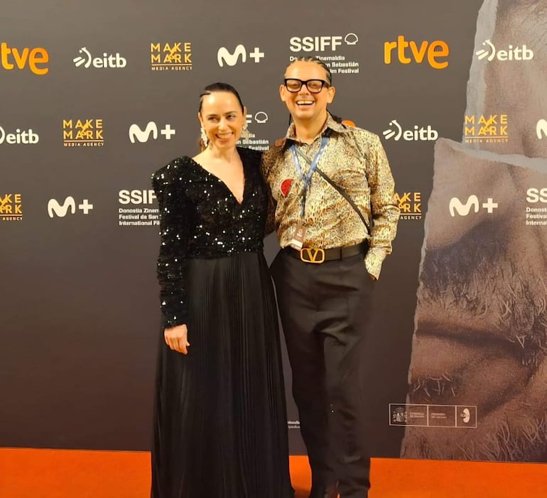 Zeltia Montes y Fernando Bernardou posaron sonrientes durante la proyección de su película en San Sebastián.