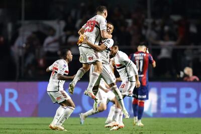 Jugadores de Sao Paulo celebran al final de un partido de los octavos de final de la Copa Sudamericana entre Sao Paulo y San Lorenzo en el estadio Morumbi en Sao Paulo (Brasil).