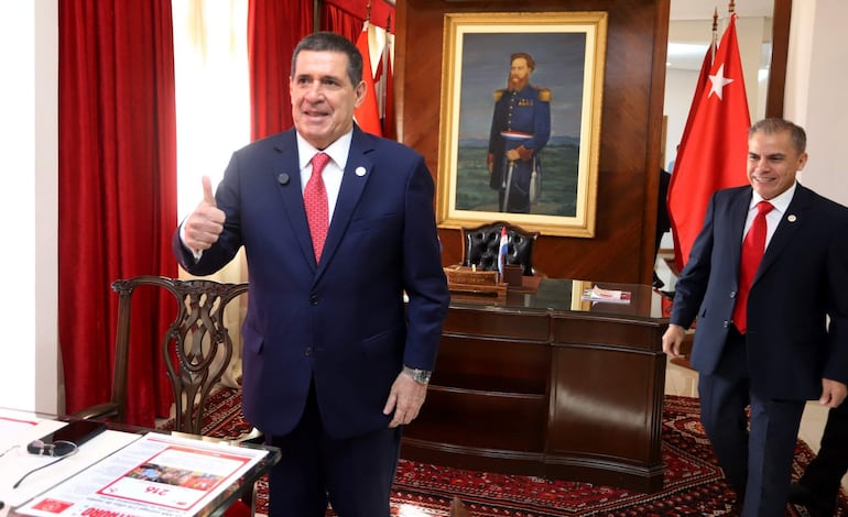 Horacio Cartes reaparece en la ANR tras su hospitalización en febrero