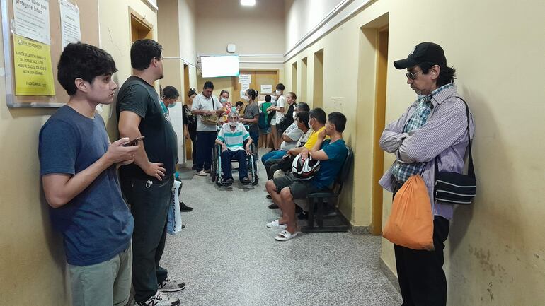 Los hospitales están copados de pacientes con cuadros febriles.