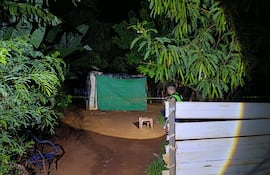 Agentes policiales aíslan la escena del crimen para el procedimiento de rigor.