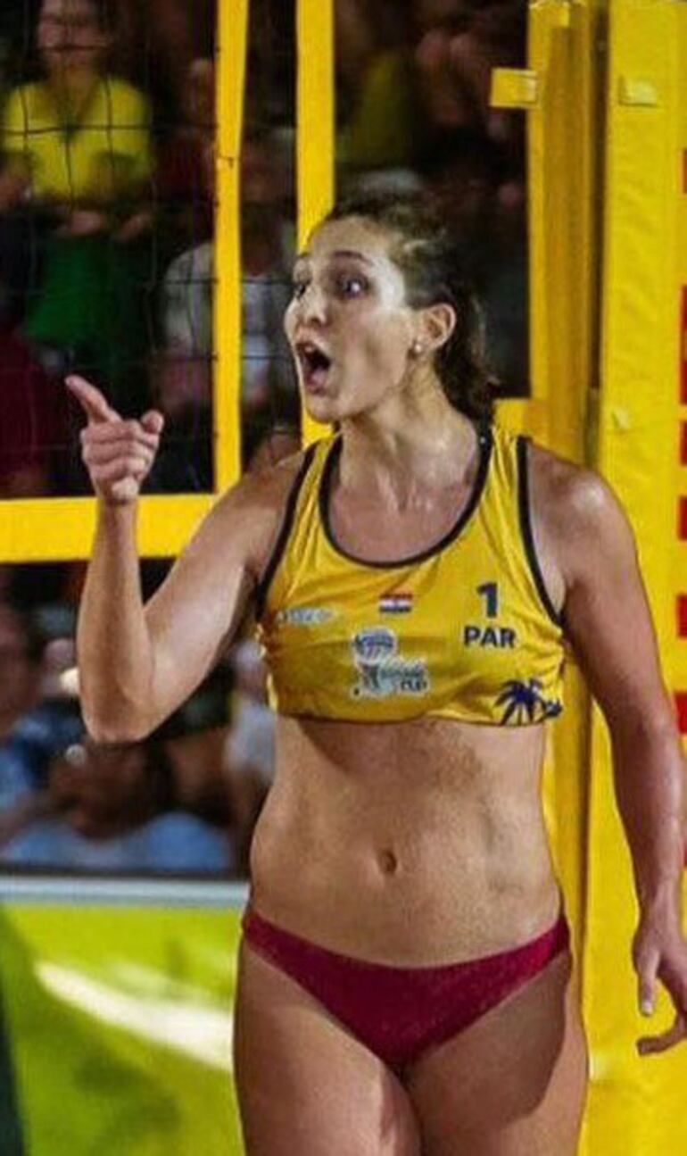 Erika Mongelós (26 años), figura del vóley playa nacional.