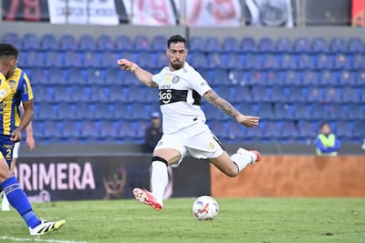 El delantero de Olimpia, Gabriel Ávalos se posiciona para ensayar el disparo, en el encuentro ante Sportivo Luqueño.