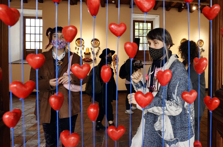  "Ovarios Calvarios", un proyecto de Echeverri, que mezcla cerámica, hecha por la artista, y tres nuevas canciones de Aterciopelados con Vivir Quintana, La Muchacha y Las Añez, que claman contra la violencia machista y sexual. 