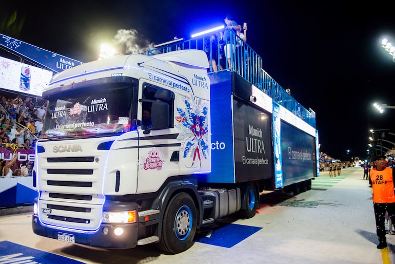 El trío eléctrico exclusivo de Munich, de 15 metros y dos pisos, domina el sambódromo encarnaceno.