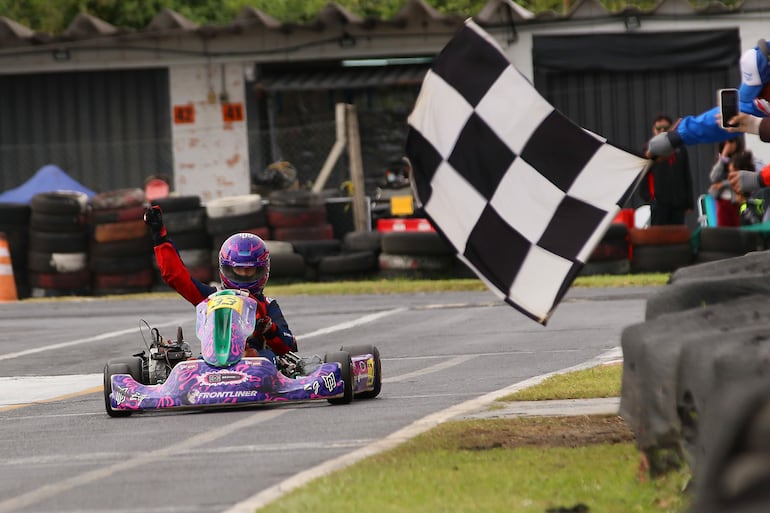 Victoria en la F4 de Max Pedrozo en la cuarta y última fecha del Torneo Apertura 2026 del Campeonato Nacional de Karting.