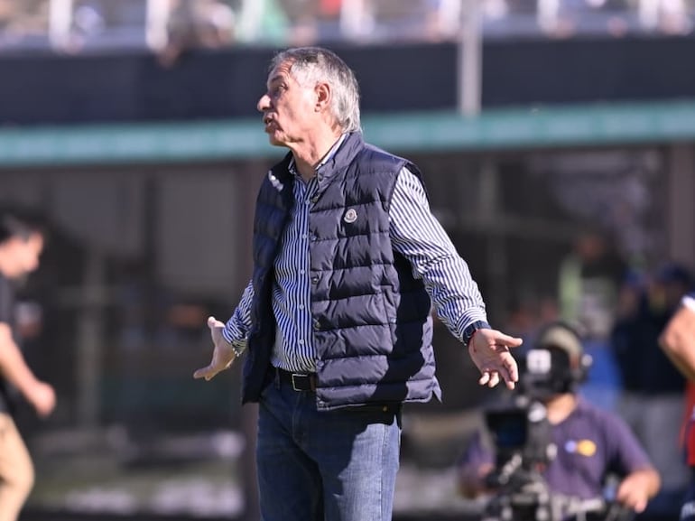 El argentino Ariel Holan, entrenador de Cerro Porteño, en el partido frente a Olimpia en el superclásico del fútbol paraguayo por la fecha 6 del torneo Clausura 2026 en el estadio Defensores del Chaco, en Asunción, Paraguay.