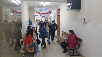 El Hospital Regional de Coronel Oviedo esta mañana estaba repleto de pacientes y había quejas por falta de medicamentos.