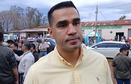 Luis Fernando Bernal con camisa amarilla claro, expresión seria, rodeado de personas en un ambiente exterior frente a un edificio cultural.