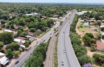 Vista de la zona donde se proyecta el viaducto y el paso del tren, en Luque, tramo incluido en la primera etapa del proyecto entre Asunción y Ypacaraí.