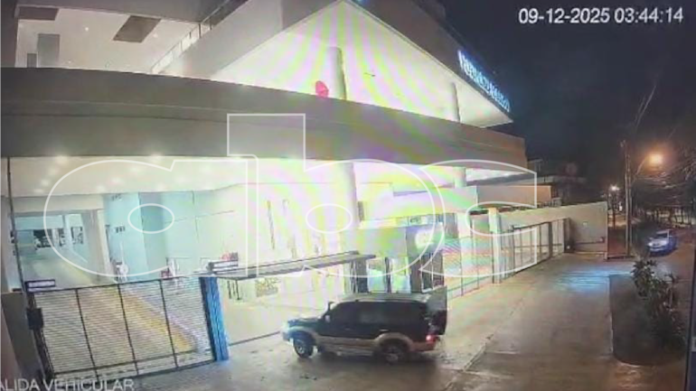 Imágenes de circuito cerrado muestran cómo una banda de criminales, con uniforme policial, ingresó a un edificio sobre la avenida Boggiani para un millonario asalto.