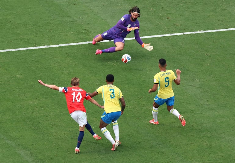 Alisson de Brasil desvía el remate de Martin Odegaard de Noruega durante el partido de los octavos de final de la Copa Mundial de la FIFA 2026 entre Brasil y Noruega en el New York New Jersey Stadium.