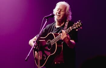 Nito Mestre durante el show ofrecido anoche en el Teatro del Hotel Guaraní.