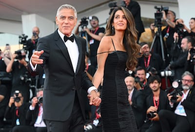 George Clooney y su esposa Amal Alamuddin llegando a la ceremonia de inauguración de la 83.ª edición del Festival Internacional de Cine de Venecia. (EFE/EPA/ETTORE FERRARI)