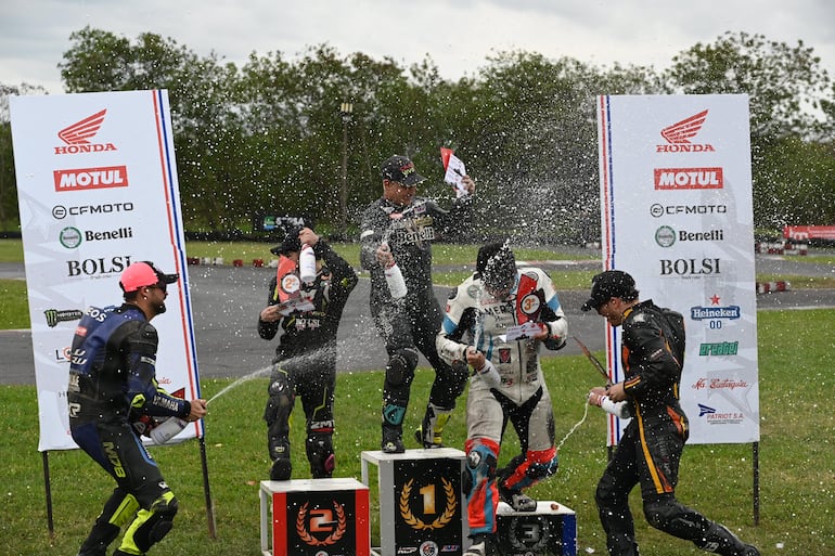 Emotiva celebración de los integrantes de la categoría GP Pro, con el siempre infaltable chapagne en el podio.