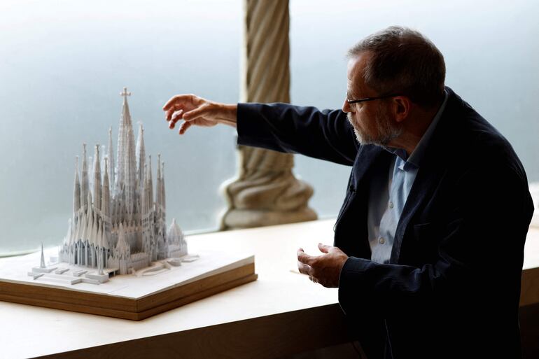 El arquitecto director de las obras de la Basílica de la Sagrada Familia, Jordi Faulí, posa durante una entrevista con AFP en Barcelona el 27 de enero de 2026.