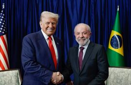 El presidente estadounidense Donald Trump (a la izquierda) y el brasileño Luiz Inácio Lula da Silva durante su reunión de hoy en Kuala Lumpur.