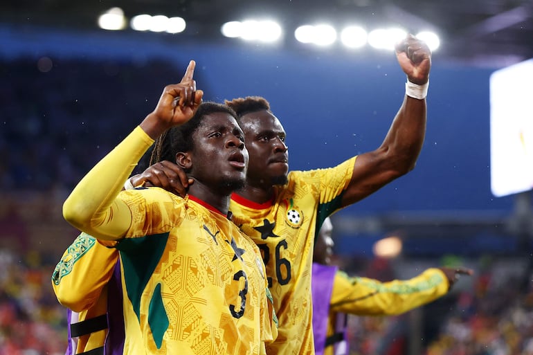 Caleb Yirenkyi (#3) de Ghana celebra el único gol del partido junto a Marvin Senaya.