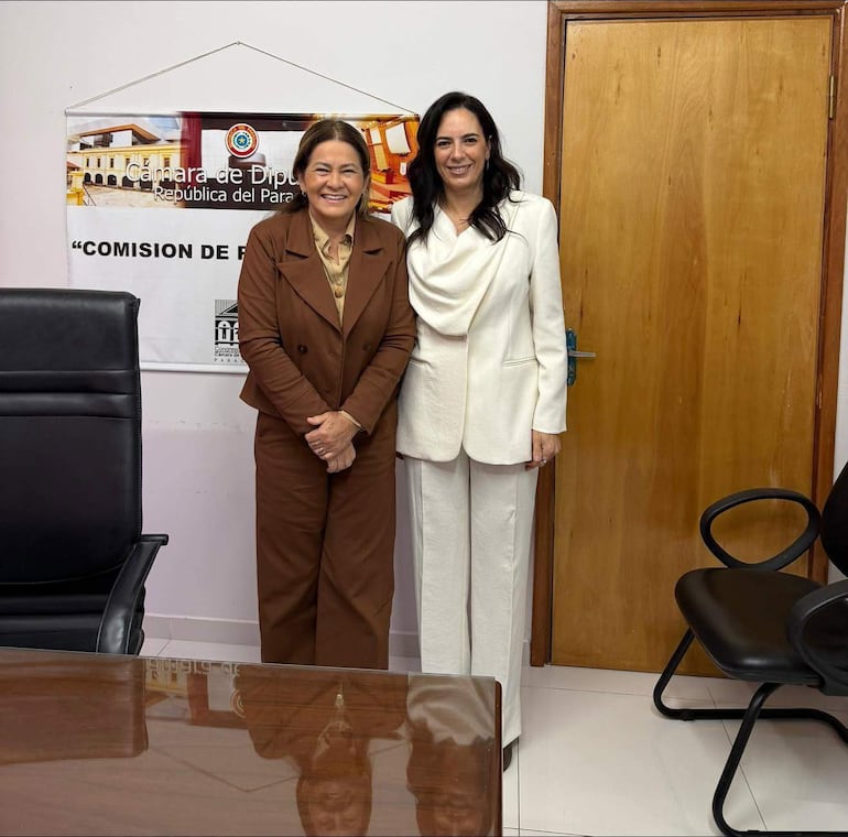 La diputada Cristina Villalba con la ministra Claudia Centurión en la Cámara de Diputados.