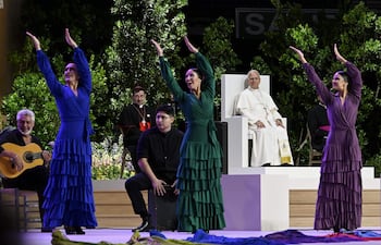 El papa León XIV observa a las bailarinas de Flamenco.