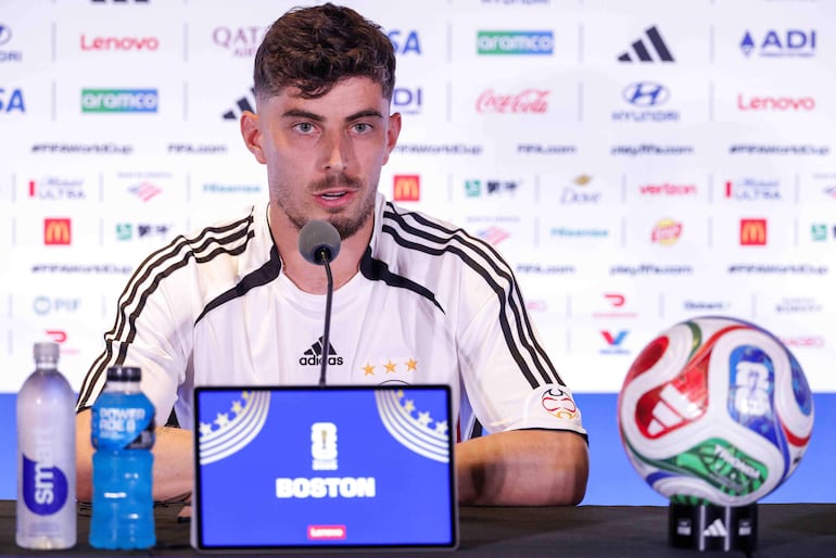 El jugador de la selección de Alemania Kai Havertz responde a una pregunta de los medios de comunicación durante una conferencia de prensa en el Boston Stadium, cerca de Boston, en Foxborough, Massachusetts.