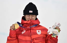 El japonés Yuto Totsuka ganó una emocionante final olímpica en el snowboard halfpipe, privando del oro al veterano australiano Scotty James, este viernes en Livigno.