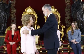 La reina Sofía recibe el Toisón de Oro de manos del rey Felipe ante la atenta y cariñosa mirada de la princesa Leonor y la infanta Sofía, en el palacio Real en Madrid. (EFE/ Francisco Gómez /Casa Real)
