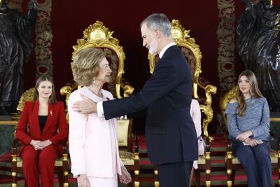 La reina Sofía recibe el Toisón de Oro de manos del rey Felipe ante la atenta y cariñosa mirada de la princesa Leonor y la infanta Sofía, en el palacio Real en Madrid. (EFE/ Francisco Gómez /Casa Real)
